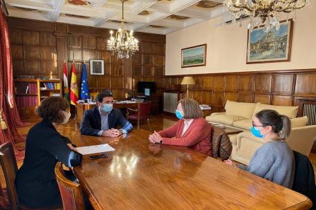 Alberto Garzón se reúne en la Delegación del Gobierno con representantes de ARJA