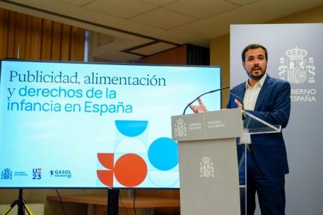 Alberto Garzón en la presentación del informe